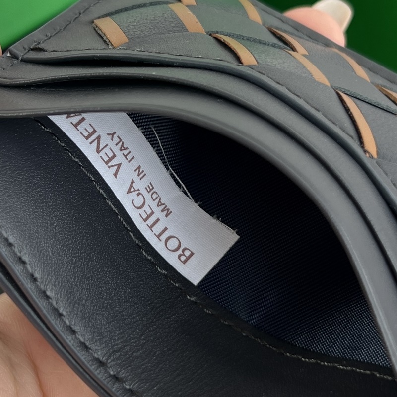 731956 簡(jiǎn)簡(jiǎn)單單精緻卡包 小巧輕薄易攜帶 直接揣兜裡或者放小包包裡，牛皮制