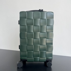 BV 822479重磅推出的旅行箱啦 其設(shè)計(jì)靈感來自品牌的經(jīng)典包袋設(shè)計(jì) 行李箱外