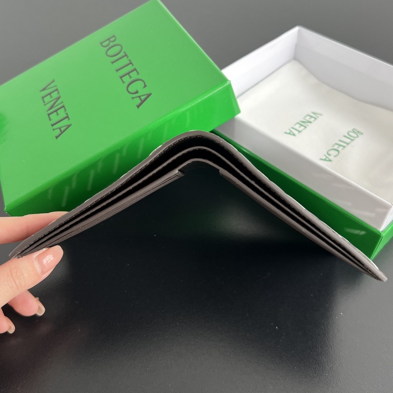 B家605721中寬編織短夾 兩折扣短夾式 實用時很方便 純手工編織 原廠胎牛皮