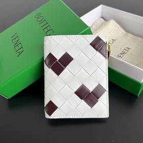 #Bv 情人節限定系列 742330 包身白色編織搭配紅色愛心圖案 充滿了浪漫的