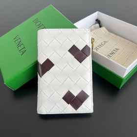 #Bv 情人節限定系列 749940 包身白色編織搭配紅色愛心圖案 充滿了浪漫的