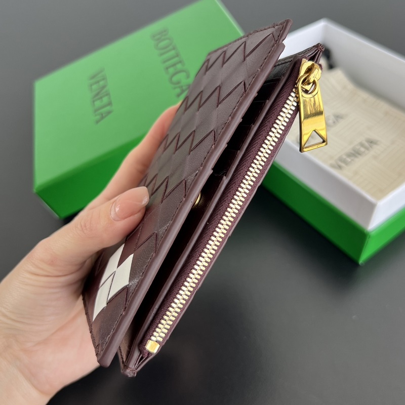 #Bv 情人節限定系列 749940 包身紅色編織搭配白色愛心圖案 充滿了浪漫的