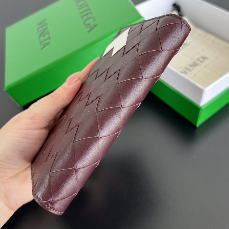 #Bv 情人節限定系列 749940 包身紅色編織搭配白色愛心圖案 充滿了浪漫的