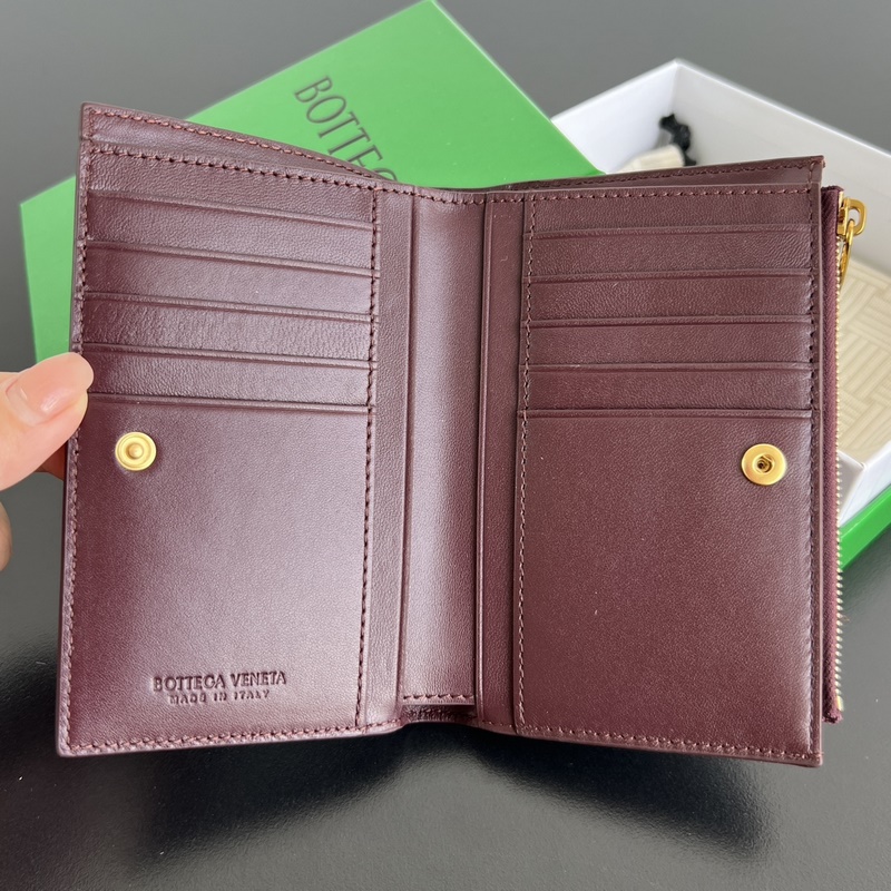 #Bv 情人節限定系列 749940 包身紅色編織搭配白色愛心圖案 充滿了浪漫的