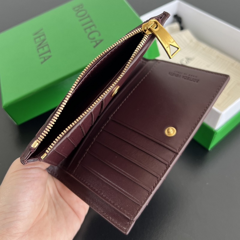 #Bv 情人節限定系列 749940 包身紅色編織搭配白色愛心圖案 充滿了浪漫的