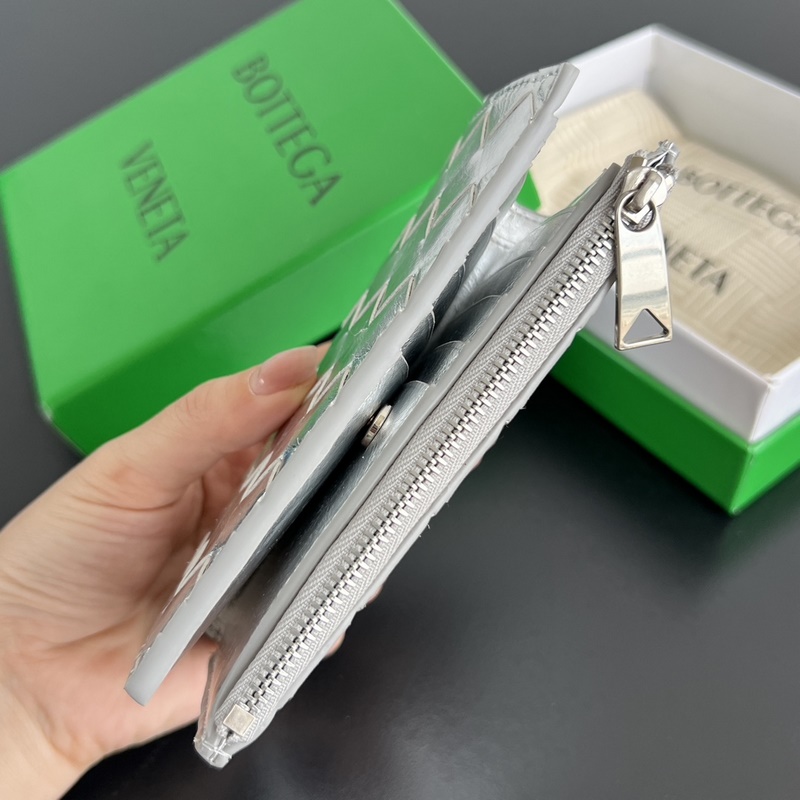 #Bv 編織雙折拉鍊錢包 667468 耀眼的金屬亮面搭配不同的材質細節，如仿舊