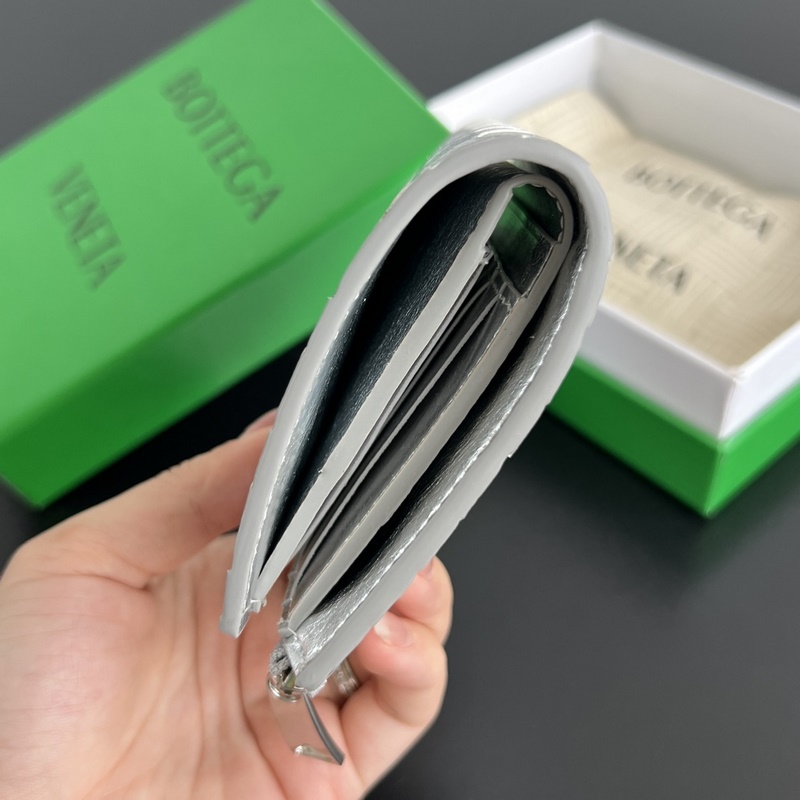 #Bv 編織雙折拉鍊錢包 667468 耀眼的金屬亮面搭配不同的材質細節，如仿舊