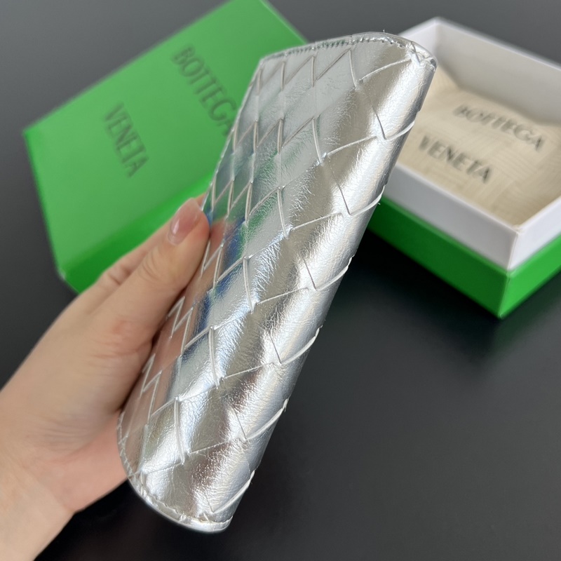 #Bv 編織雙折拉鍊錢包 667468 耀眼的金屬亮面搭配不同的材質細節，如仿舊