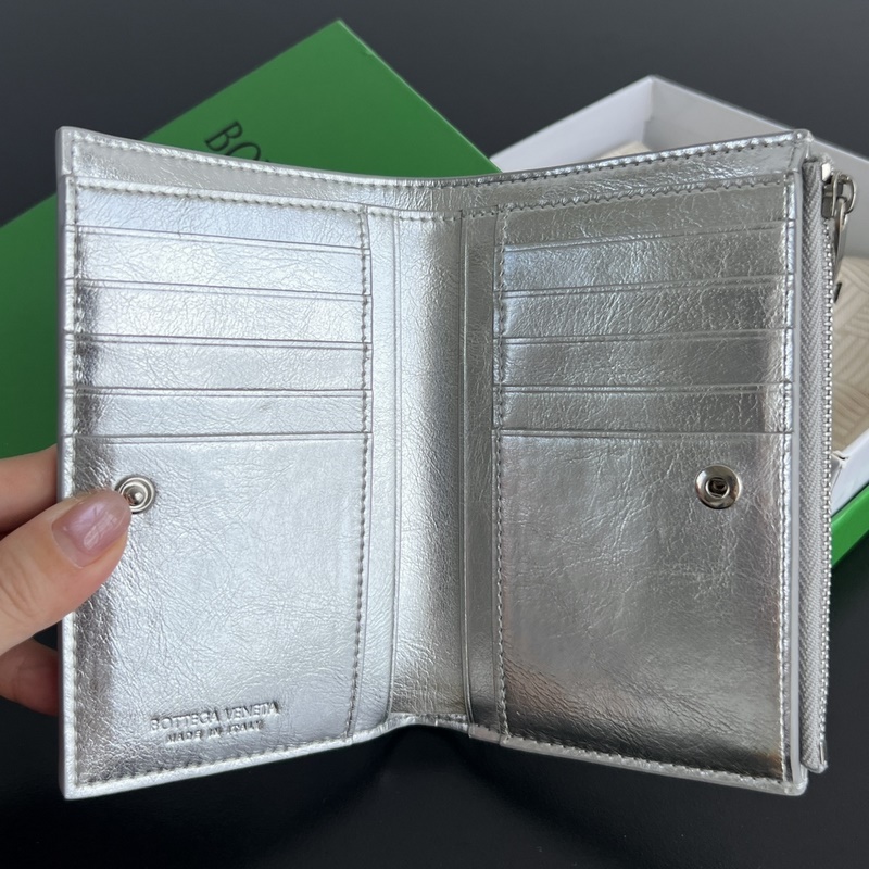 #Bv 編織雙折拉鍊錢包 667468 耀眼的金屬亮面搭配不同的材質細節，如仿舊