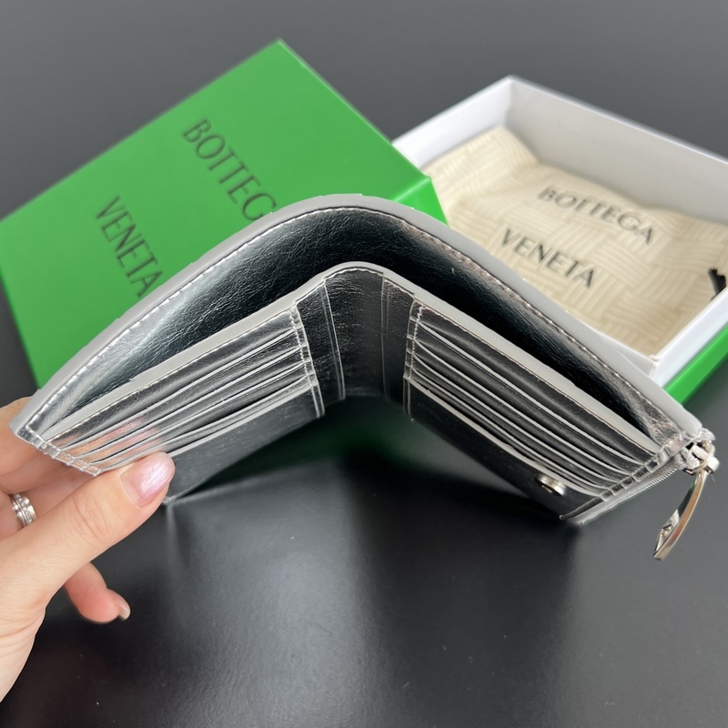 #Bv 編織雙折拉鍊錢包 667468 耀眼的金屬亮面搭配不同的材質細節，如仿舊