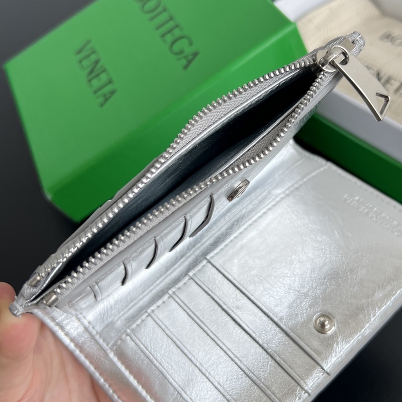 #Bv 編織雙折拉鍊錢包 667468 耀眼的金屬亮面搭配不同的材質細節，如仿舊