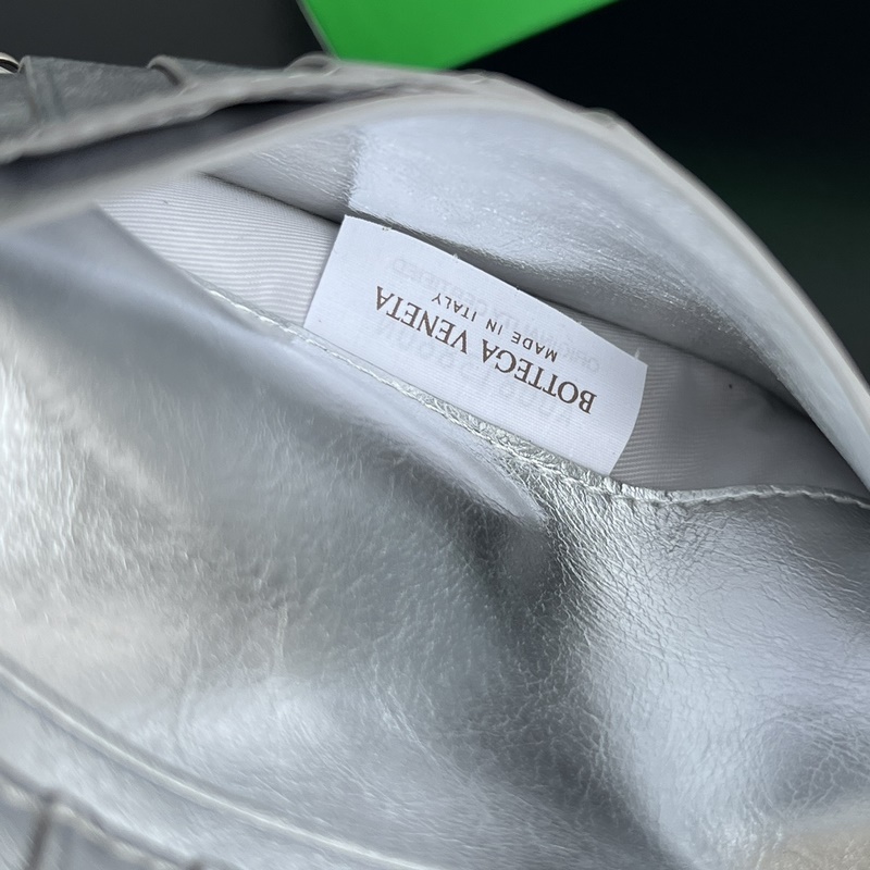 #Bv 編織雙折拉鍊錢包 667468 耀眼的金屬亮面搭配不同的材質細節，如仿舊