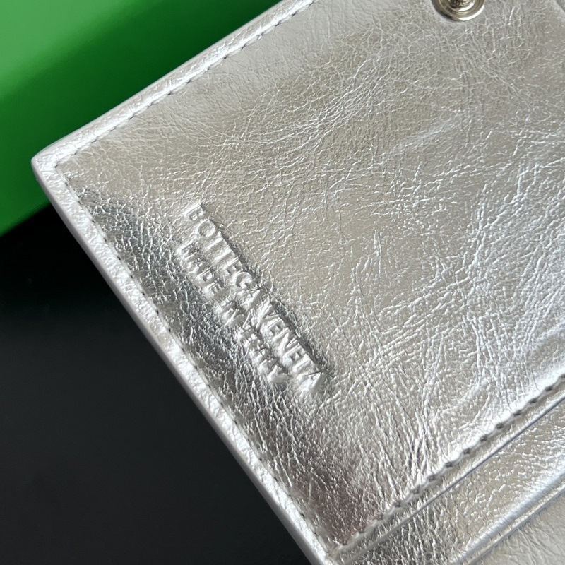 #Bv 編織雙折拉鍊錢包 667468 耀眼的金屬亮面搭配不同的材質細節，如仿舊