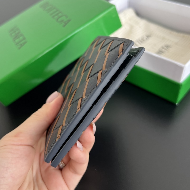 B家605721中寬編織短夾 兩折扣短夾式 實用時很方便 純手工編織 原廠胎牛皮