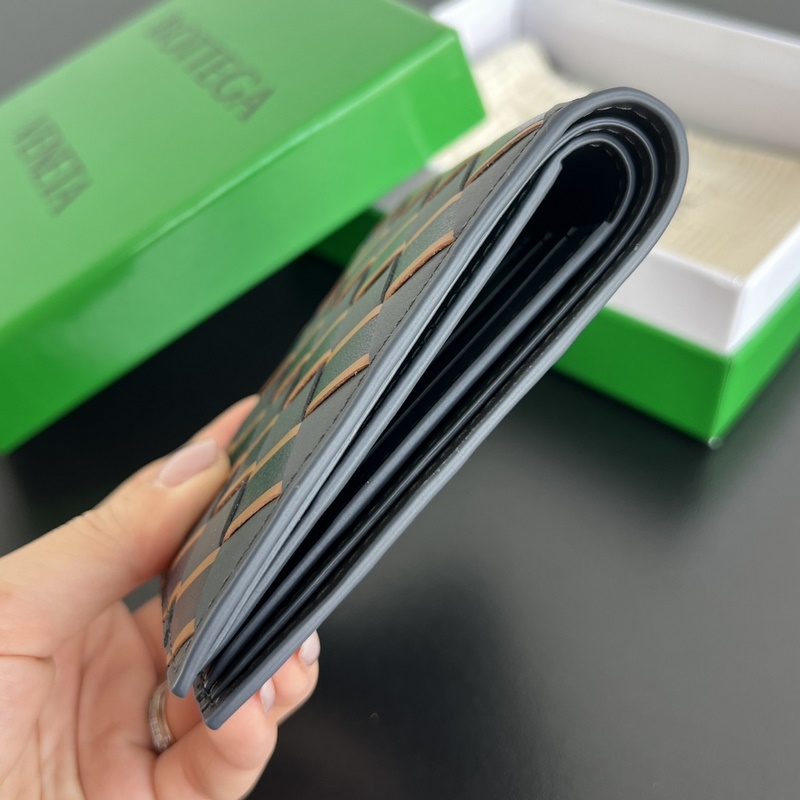 B家605721中寬編織短夾 兩折扣短夾式 實用時很方便 純手工編織 原廠胎牛皮