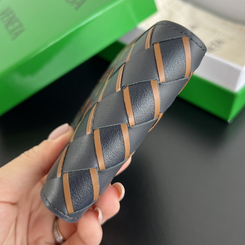 B家605721中寬編織短夾 兩折扣短夾式 實用時很方便 純手工編織 原廠胎牛皮