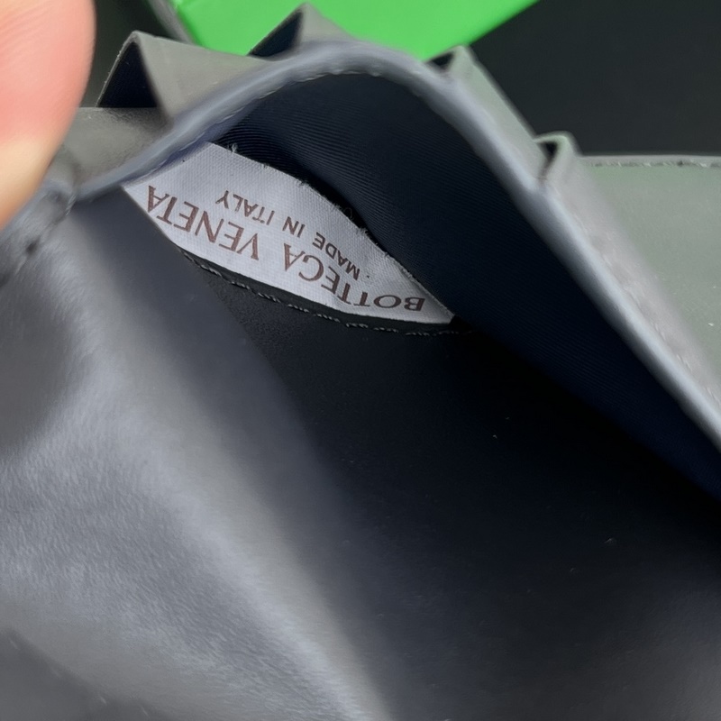 B家605721中寬編織短夾 兩折扣短夾式 實用時很方便 純手工編織 原廠胎牛皮