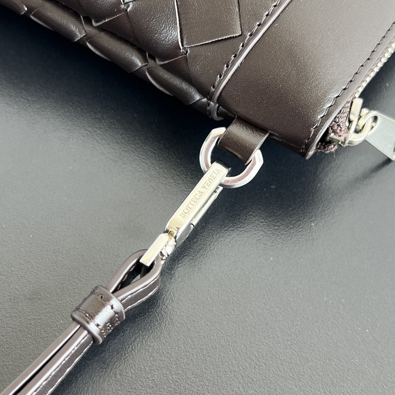 BV新款795712男士編織手拿包 經(jīng)典薄款(有帶)手包 編織的牛皮外觀加尼龍的