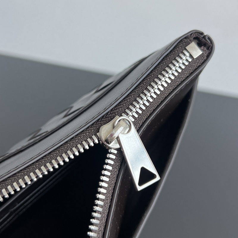 BV新款795712男士編織手拿包 經(jīng)典薄款(有帶)手包 編織的牛皮外觀加尼龍的