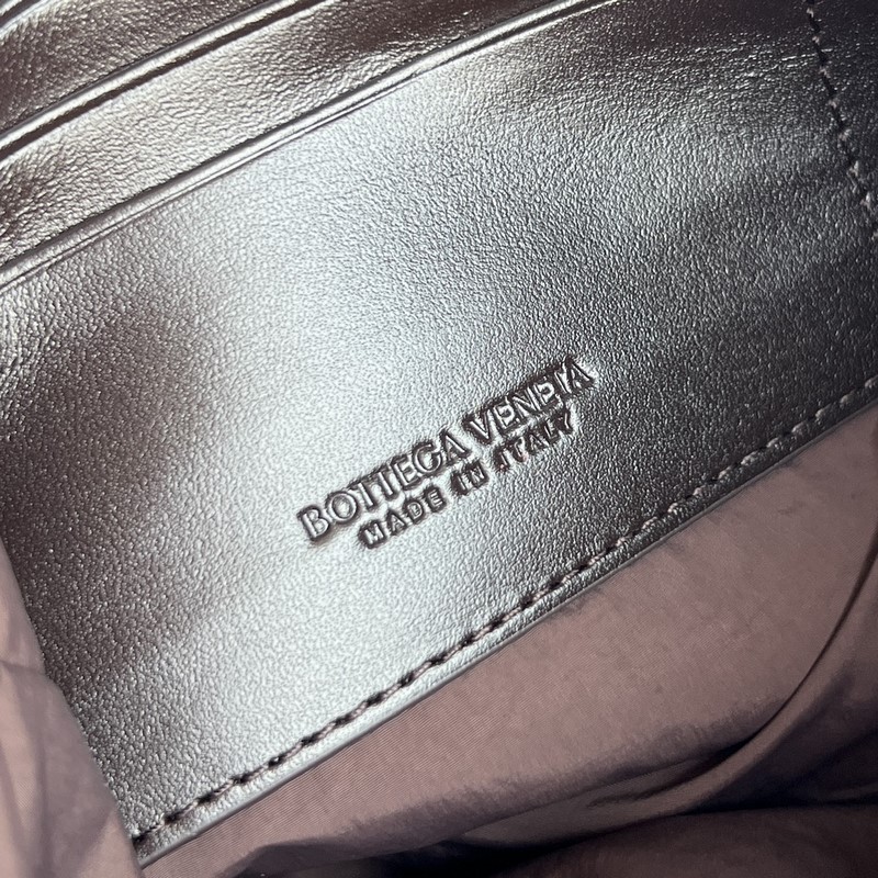 BV新款795712男士編織手拿包 經(jīng)典薄款(有帶)手包 編織的牛皮外觀加尼龍的