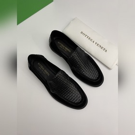 BV 新款男士絨休閑一腳蹬樂福鞋，這款休閑一腳蹬樂福鞋選用柔軟小牛皮和麂皮革材質(zhì)