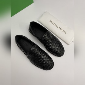 BV 新款男士絨休閑一腳蹬樂福鞋，這款休閑一腳蹬樂福鞋選用柔軟小牛皮純手工編織，