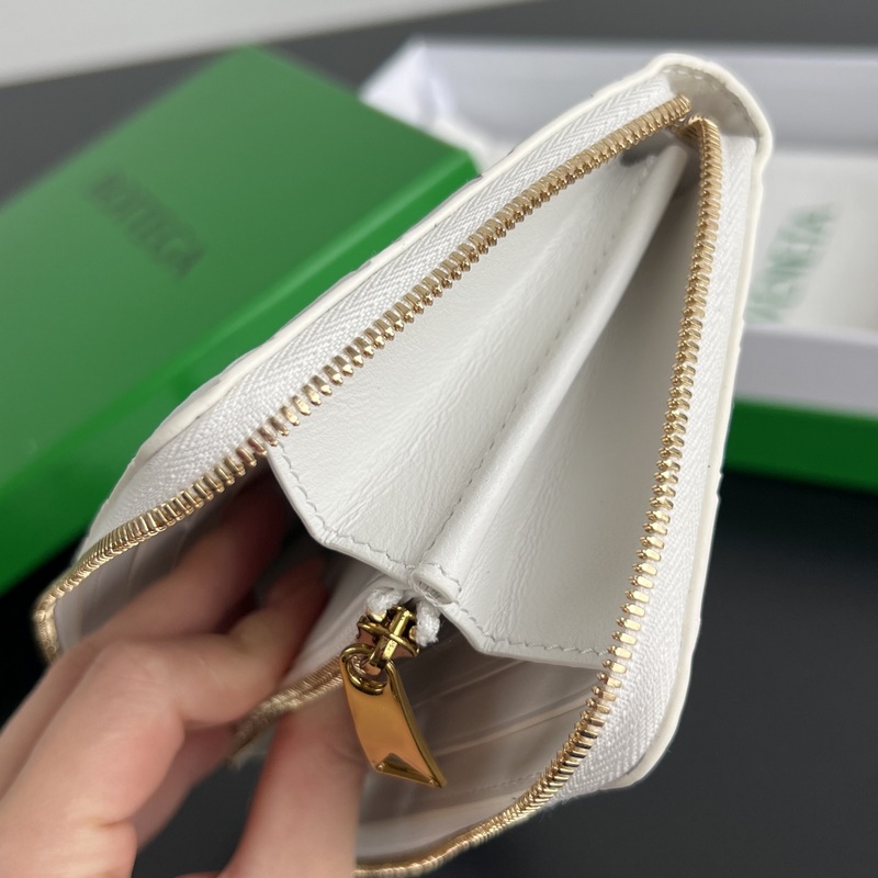 #Bv 情人節限定系列 593217 全白編織皮革搭配小巧紅色愛心 畫龍點睛 讓