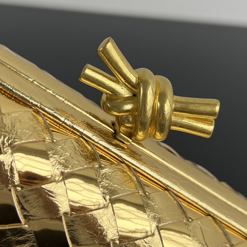 #BV 新款 kont晚宴手袋 (717622 25cm) 這款耀眼的鏡面效果晚