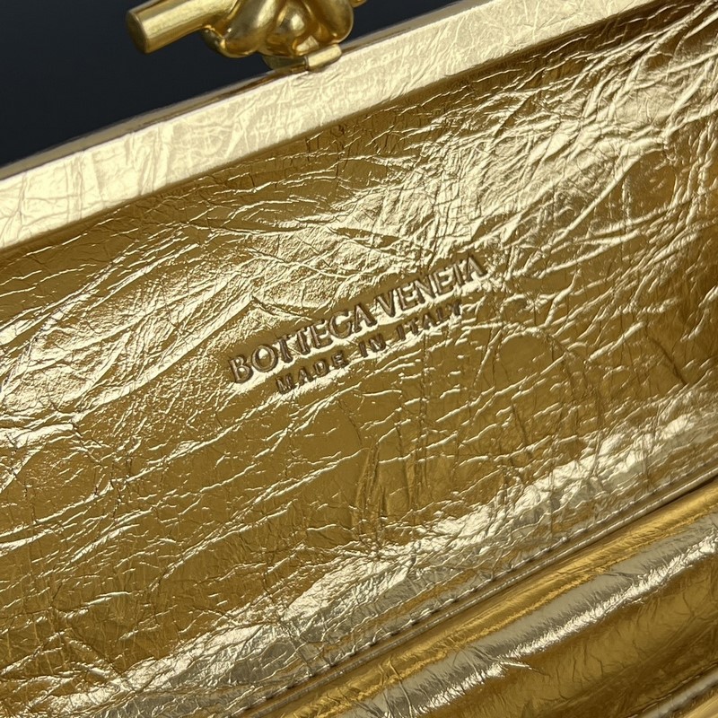 #BV 新款 kont晚宴手袋 (717622 25cm) 這款耀眼的鏡面效果晚