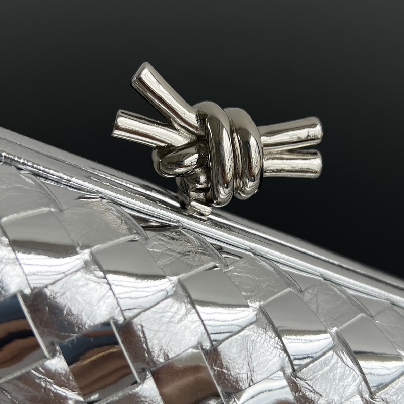 #BV 新款 kont晚宴手袋 (717622 25cm) 這款耀眼的鏡面效果晚