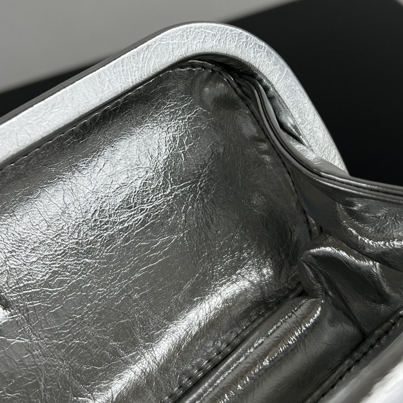 #BV 新款 kont晚宴手袋 (717622 25cm) 這款耀眼的鏡面效果晚