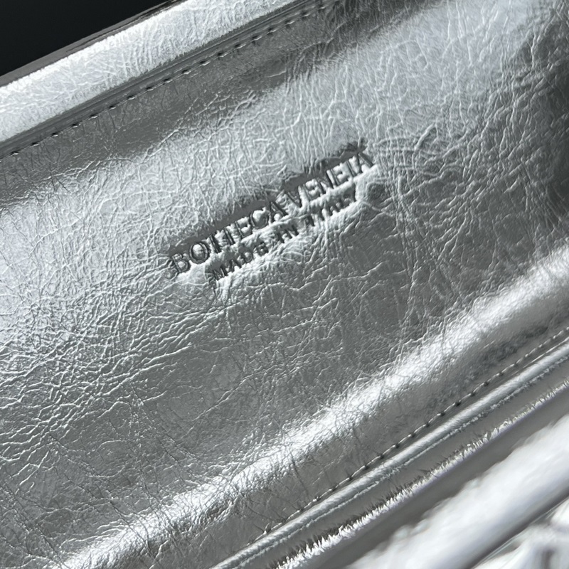 #BV 新款 kont晚宴手袋 (717622 25cm) 這款耀眼的鏡面效果晚