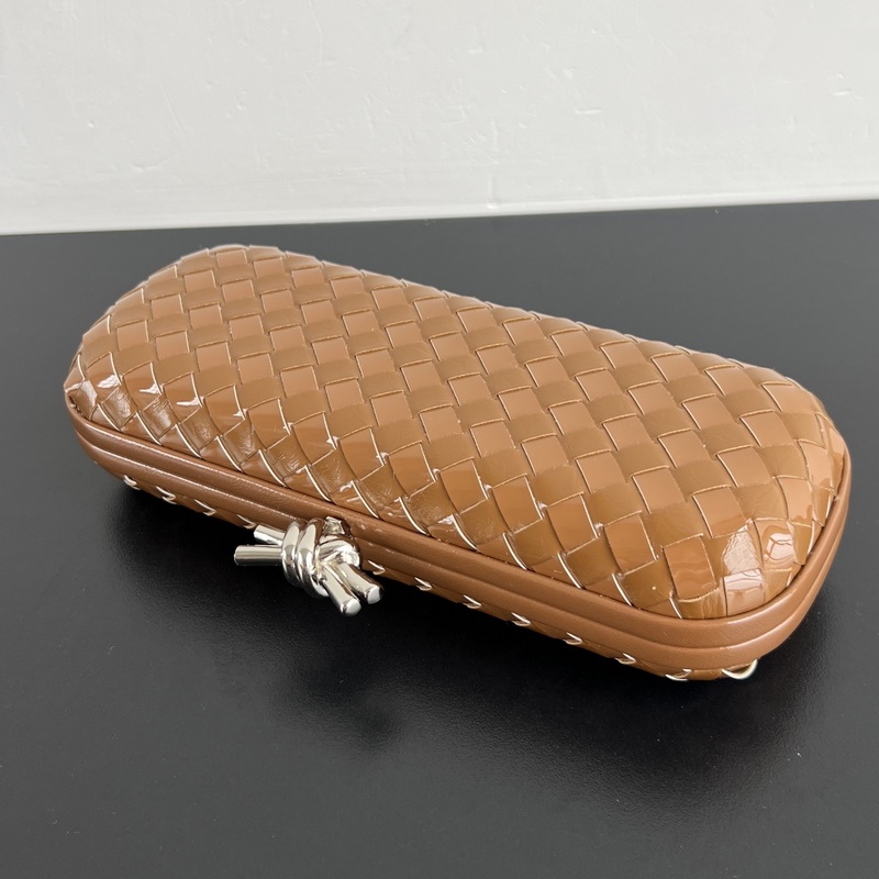 #BV 新款 kont晚宴手袋 (717622 25cm) 這款耀眼的鏡面效果晚