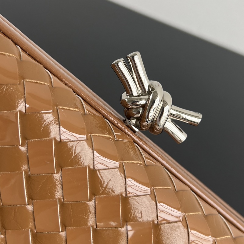 #BV 新款 kont晚宴手袋 (717622 25cm) 這款耀眼的鏡面效果晚