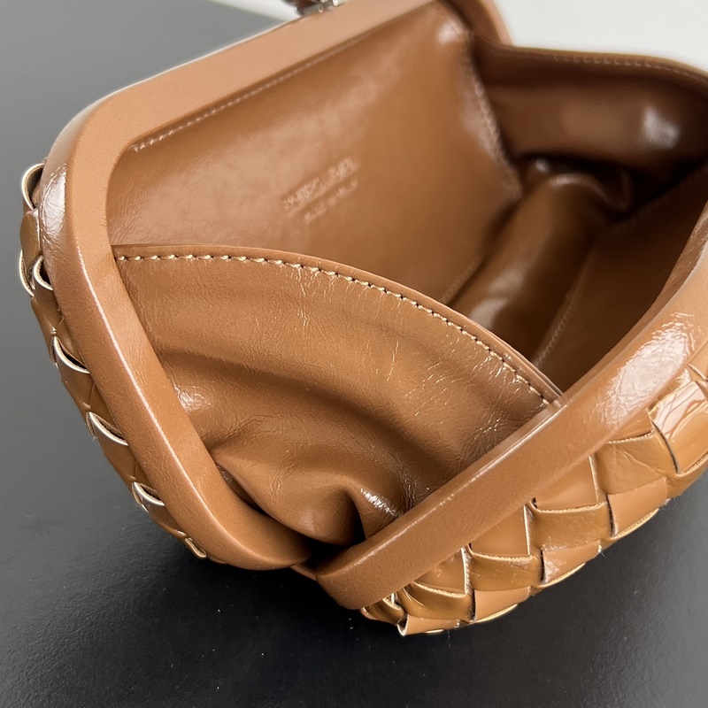 #BV 新款 kont晚宴手袋 (717622 25cm) 這款耀眼的鏡面效果晚