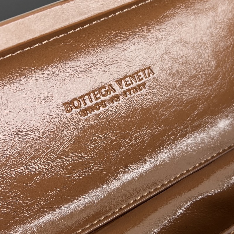 #BV 新款 kont晚宴手袋 (717622 25cm) 這款耀眼的鏡面效果晚