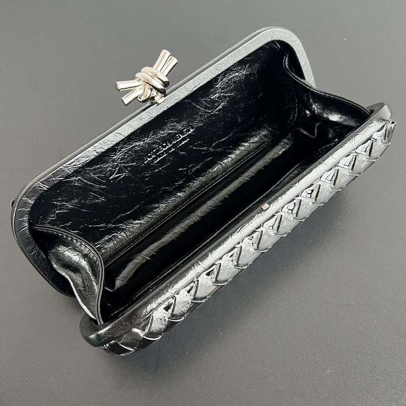 #BV 新款 kont晚宴手袋 (717622 25cm) 這款耀眼的鏡面效果晚