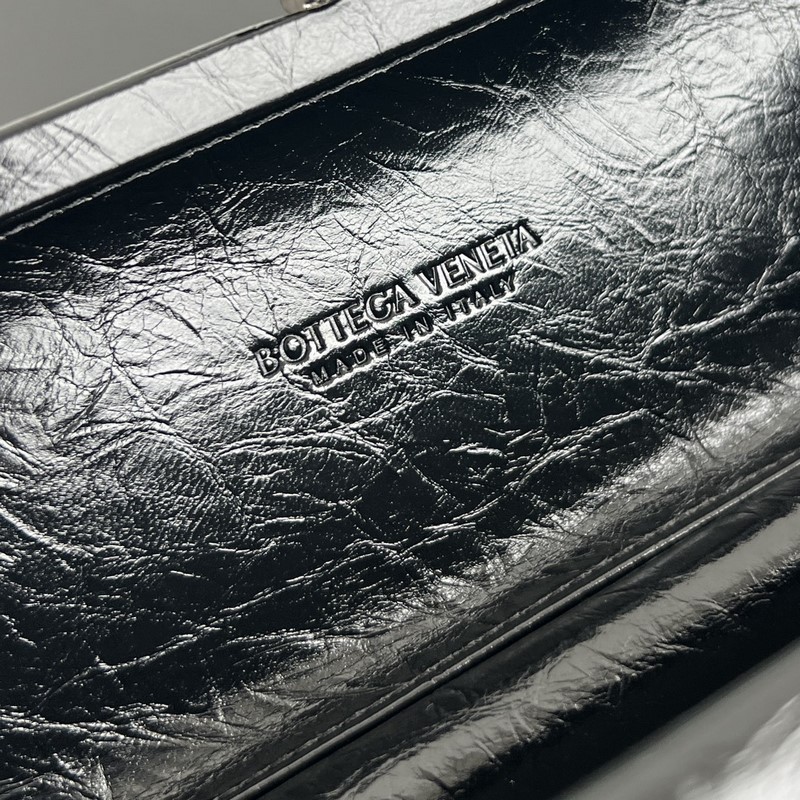 #BV 新款 kont晚宴手袋 (717622 25cm) 這款耀眼的鏡面效果晚