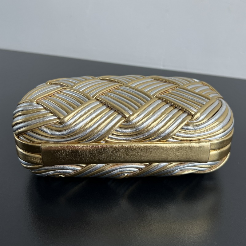 Bv 新款 Kont 雙色晚宴包 804532 金銀搭配 滿眼奢華 令人一見傾心