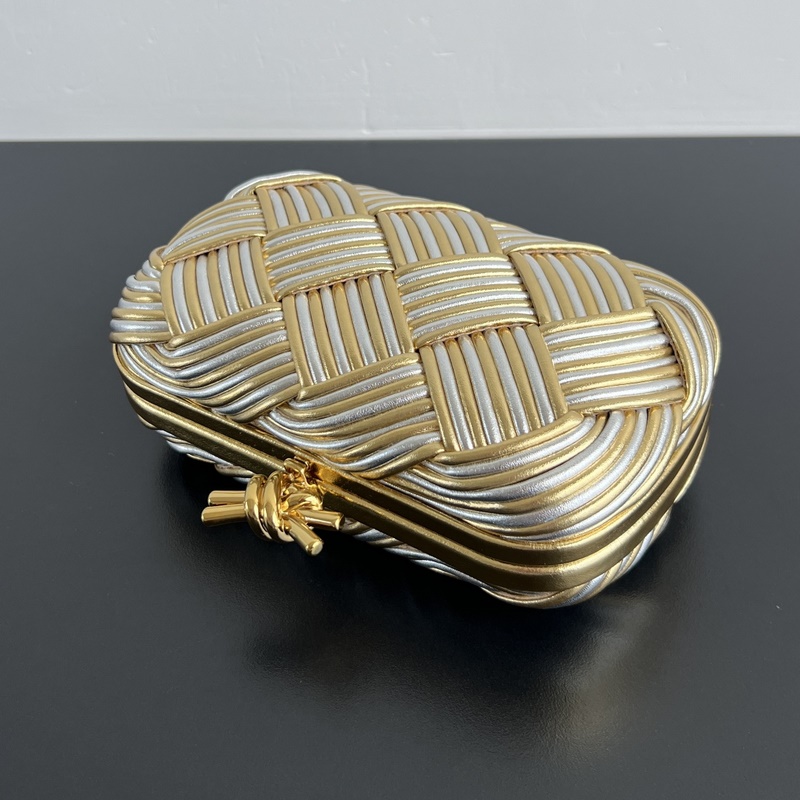 Bv 新款 Kont 雙色晚宴包 804532 金銀搭配 滿眼奢華 令人一見傾心