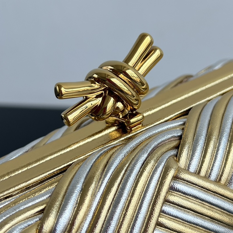 Bv 新款 Kont 雙色晚宴包 804532 金銀搭配 滿眼奢華 令人一見傾心