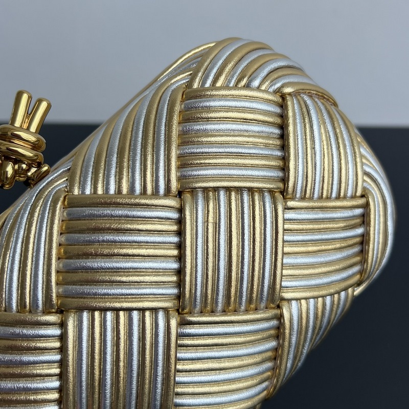 Bv 新款 Kont 雙色晚宴包 804532 金銀搭配 滿眼奢華 令人一見傾心