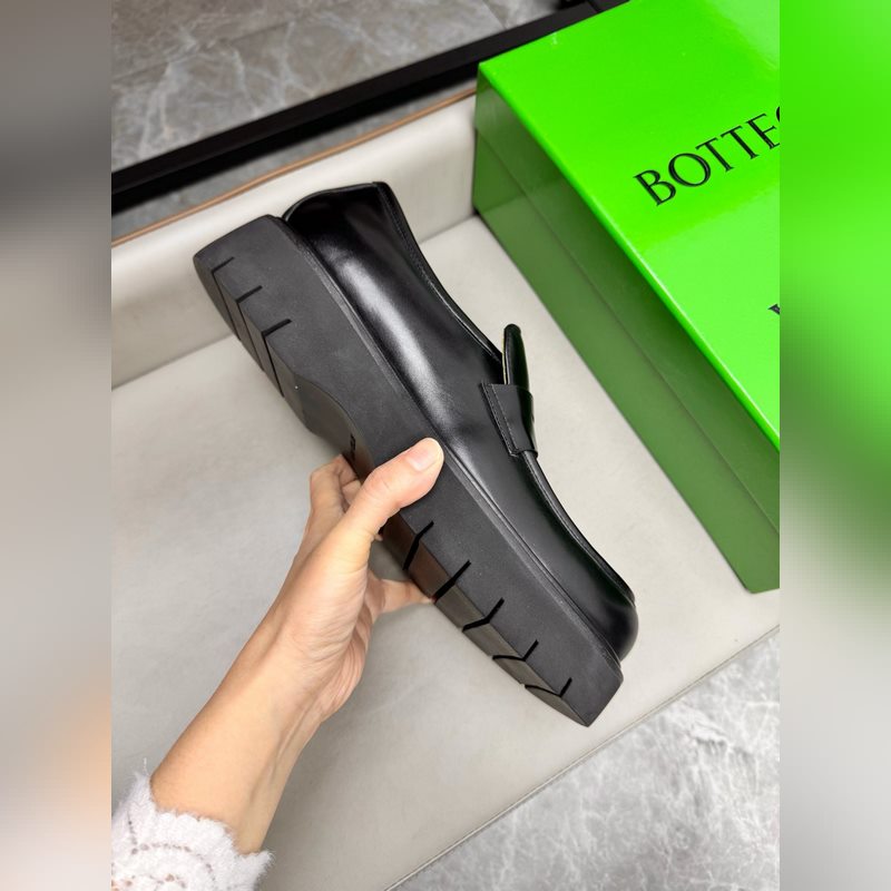 BV獨家新款 官網新款 鞋面以上乘的頂級進口小牛改色細膩的手感 流淌奢華的質感