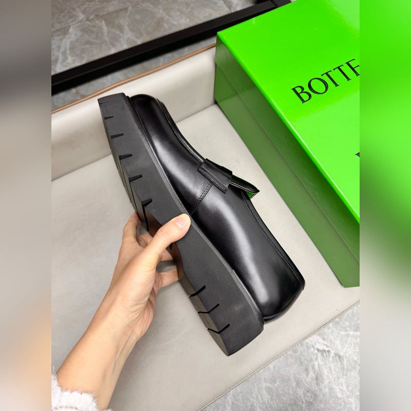 BV獨家新款 官網新款 鞋面以上乘的頂級進口小牛改色細膩的手感 流淌奢華的質感