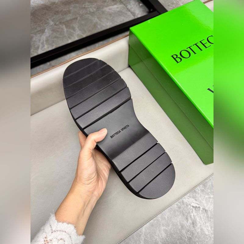 BV獨家新款 官網新款 鞋面以上乘的頂級進口小牛改色細膩的手感 流淌奢華的質感