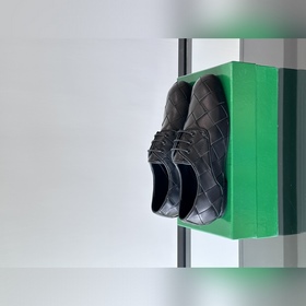 BV 新款男士休閑一腳蹬真皮大底皮鞋，這款休閑一腳蹬皮鞋選用柔軟小牛皮純手工編織