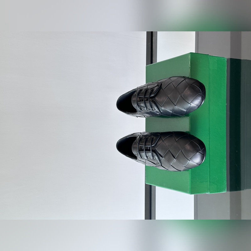 BV 新款男士休閑一腳蹬真皮大底皮鞋，這款休閑一腳蹬皮鞋選用柔軟小牛皮純手工編織