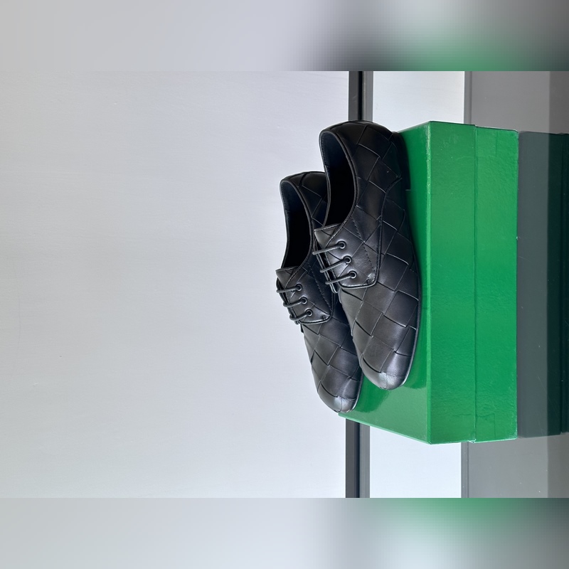 BV 新款男士休閑一腳蹬真皮大底皮鞋，這款休閑一腳蹬皮鞋選用柔軟小牛皮純手工編織