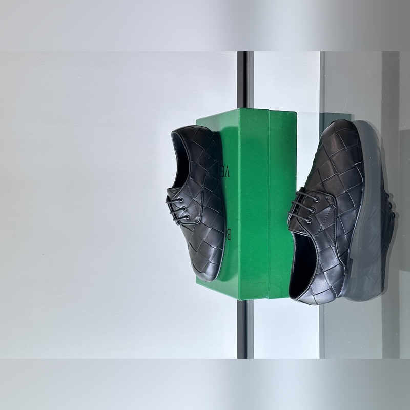 BV 新款男士休閑一腳蹬真皮大底皮鞋，這款休閑一腳蹬皮鞋選用柔軟小牛皮純手工編織