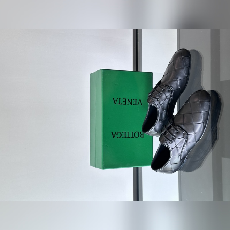 BV 新款男士休閑一腳蹬真皮大底皮鞋，這款休閑一腳蹬皮鞋選用柔軟小牛皮純手工編織